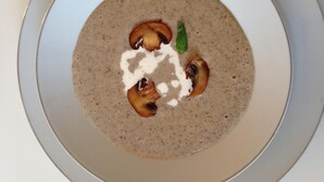 A bowl of soup with mushrooms and a dollop of cream. - L'Auberge Des Oiseaux Chantants (Willeman)