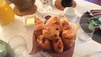Daily full breakfast (EUR 13.50 per person)