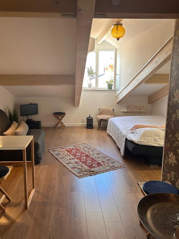 1 slaapkamer, een strijkplank/strijkijzer, gratis wifi, beddengoed