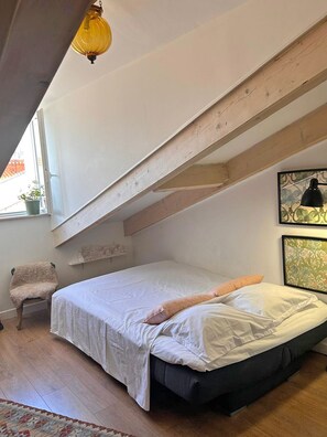 1 slaapkamer, een strijkplank/strijkijzer, gratis wifi, beddengoed