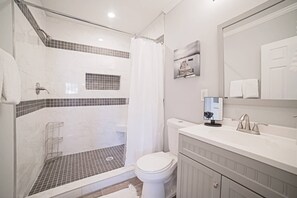 Appartement | Salle de bain | Ensemble douche/baignoire, articles de toilette gratuits, sĂšche-cheveux