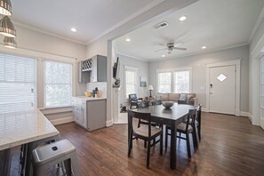 Apartment | In-room dining - Smart Home Sleeps 12 (Atlanta)