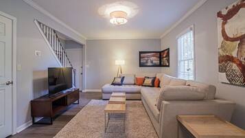 Apartment | Living area | Flat-screen TV