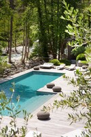 Una piscina al aire libre de temporada, una piscina climatizada