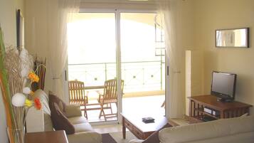 Penthouse | Área de sala de estar | Televisión de pantalla plana de 32 pulgadas con canales digitales