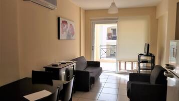 Apartment, 2 Bedrooms | Ruang tamu | 32 inci televisyen skrin rata dengan digital, TV, pemain DVD