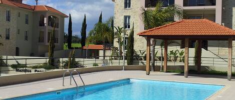 3 outdoor pools, pool loungers