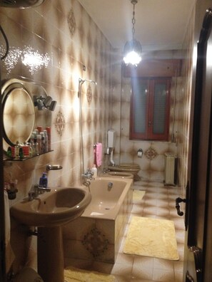 Sèche-cheveux, peignoirs, serviettes fournies, papier toilette
