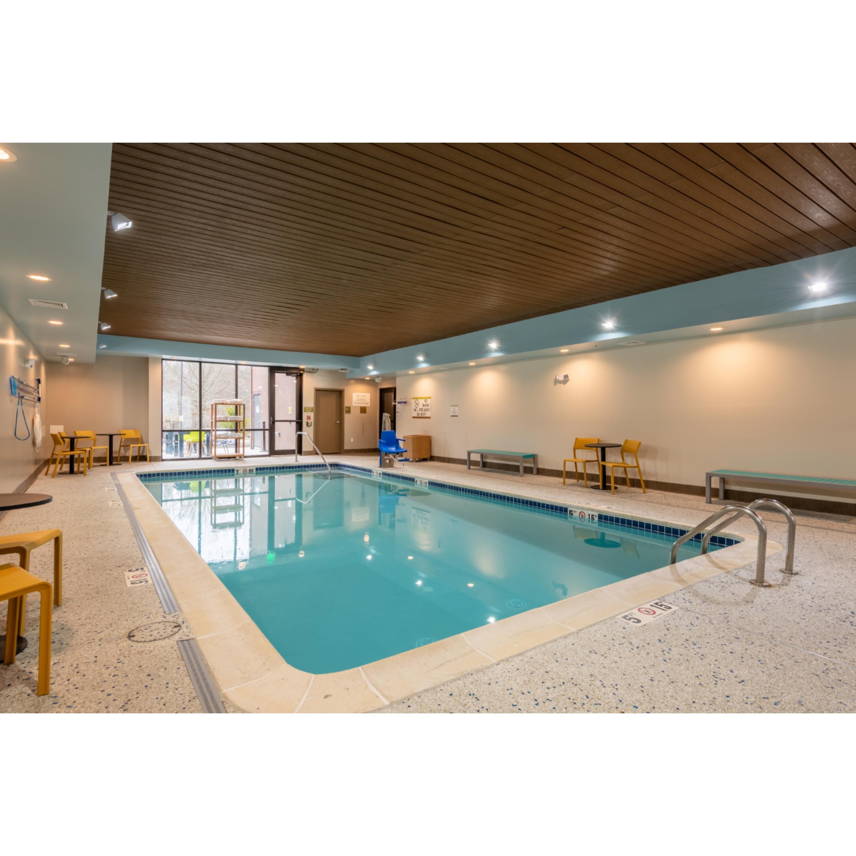 Indoor pool, sun loungers