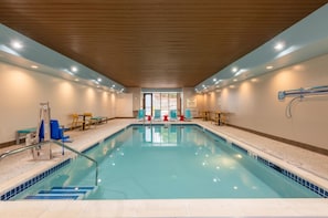 Piscine couverte, chaises longues