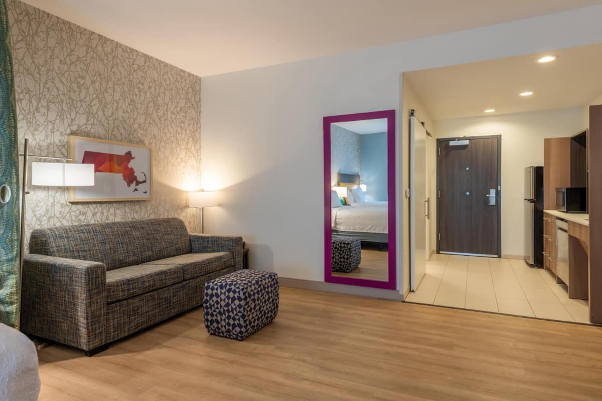 Studio, 2 Queen Beds, Accessible, Bathtub | Living area