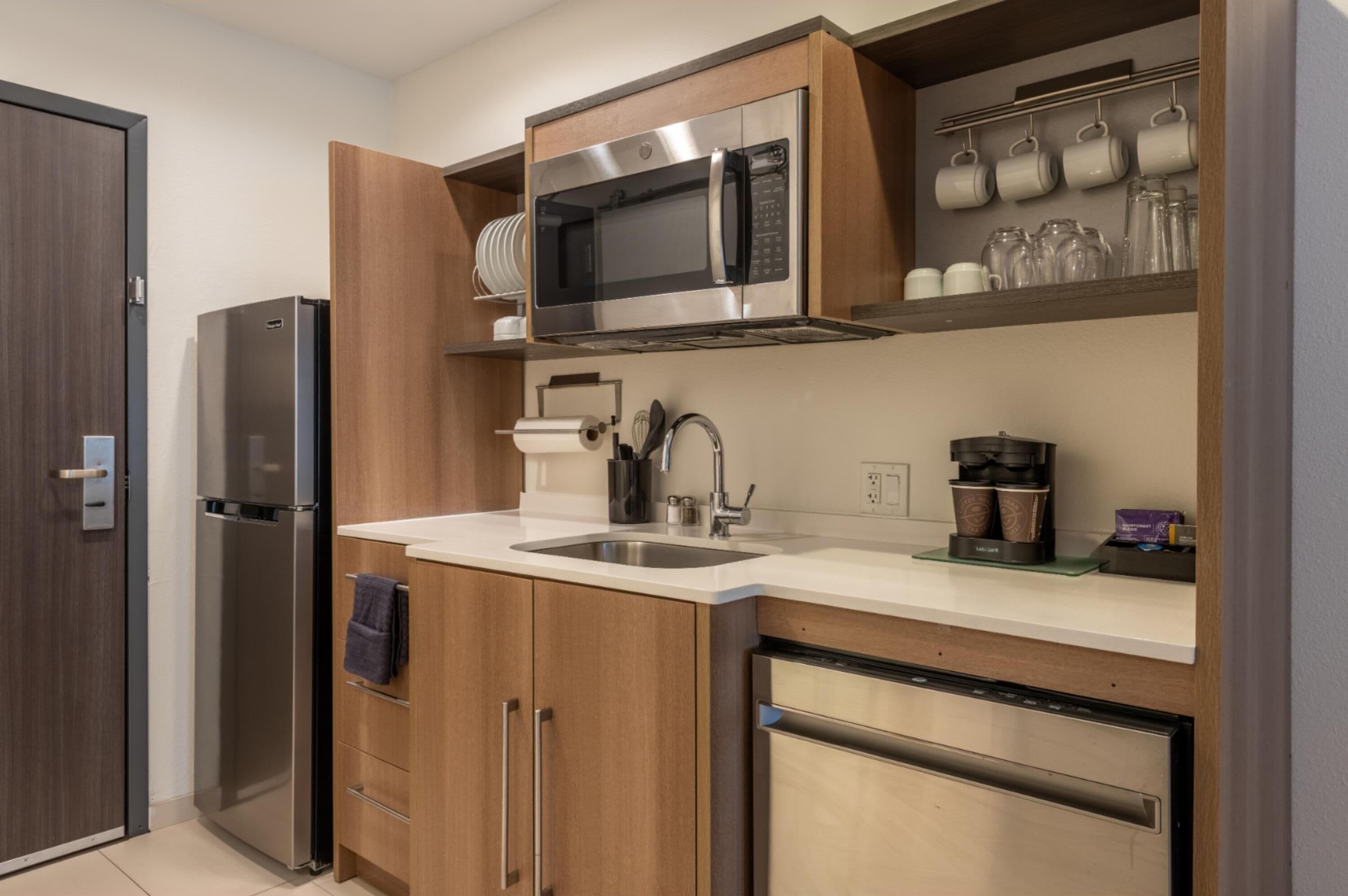 Coffee/tea maker, microwave