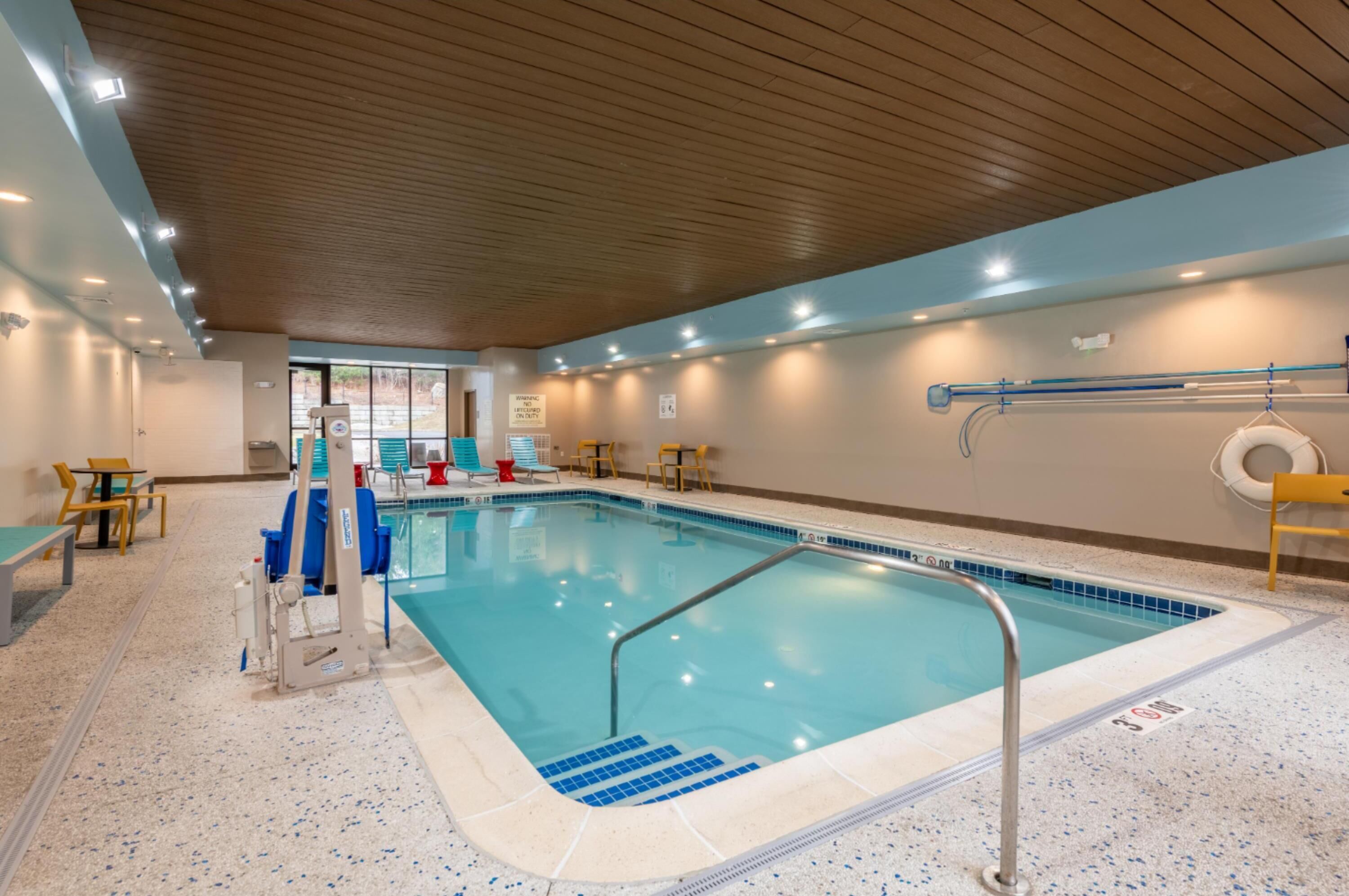 Piscine couverte, chaises longues
