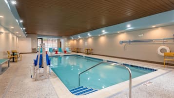 Piscine couverte, chaises longues