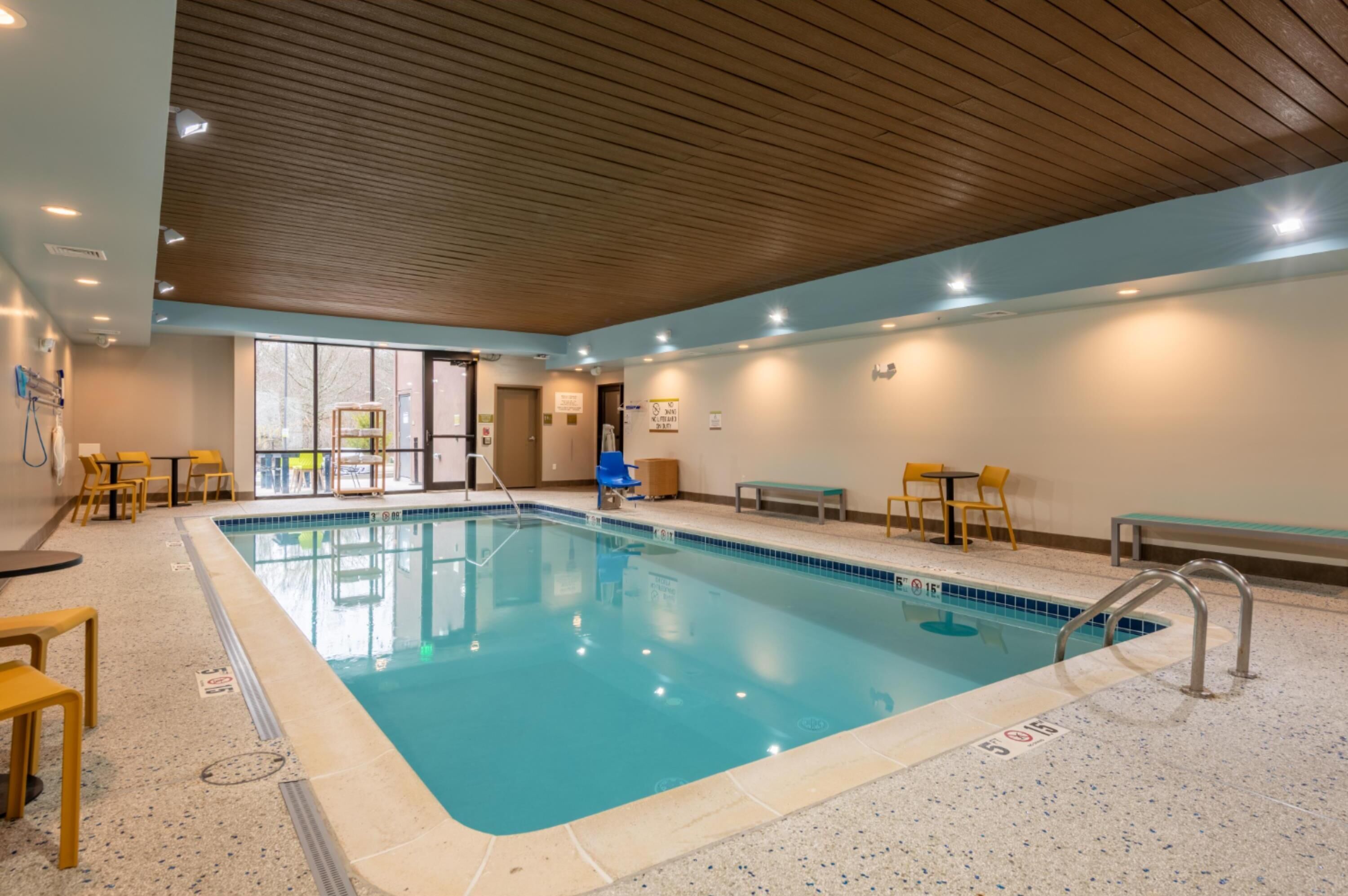 Indoor pool, sun loungers