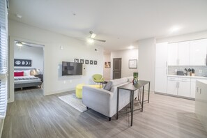 Apartemen | Area keluarga | TV layar datar