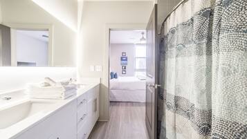 Lägenhet | Badrum | Dusch och handdukar