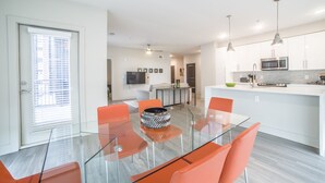 Apartment | In-room dining - Perfect Walking Area Sleeps 6 (Atlanta)