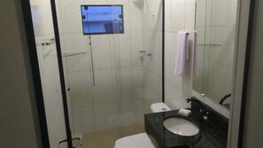 Chuveiro, secador de cabelo, toalhas de banho, sabonete
