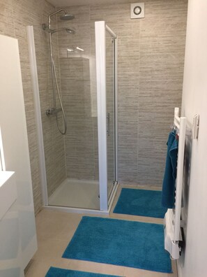 Secadora de cabello y papel de baño 