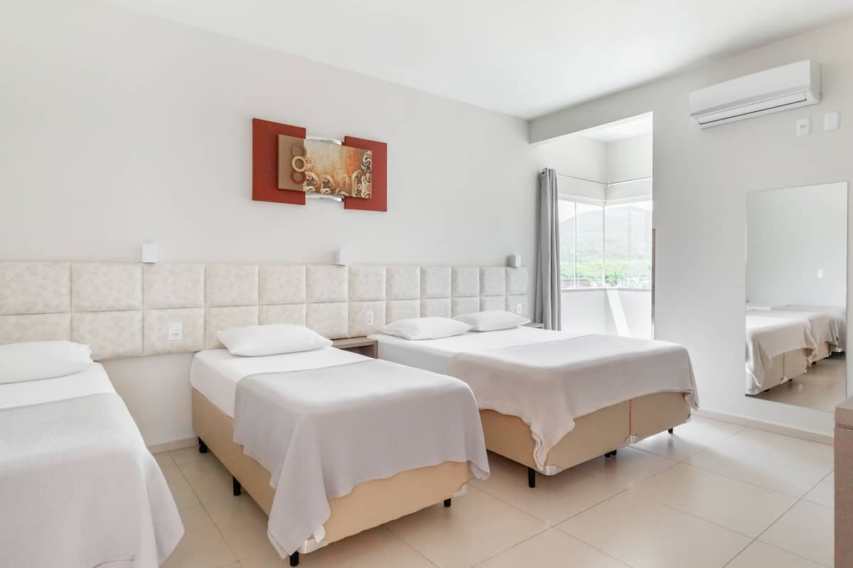 Chambre Quadruple, plusieurs lits | 1 chambre, minibar, Wi-Fi gratuit