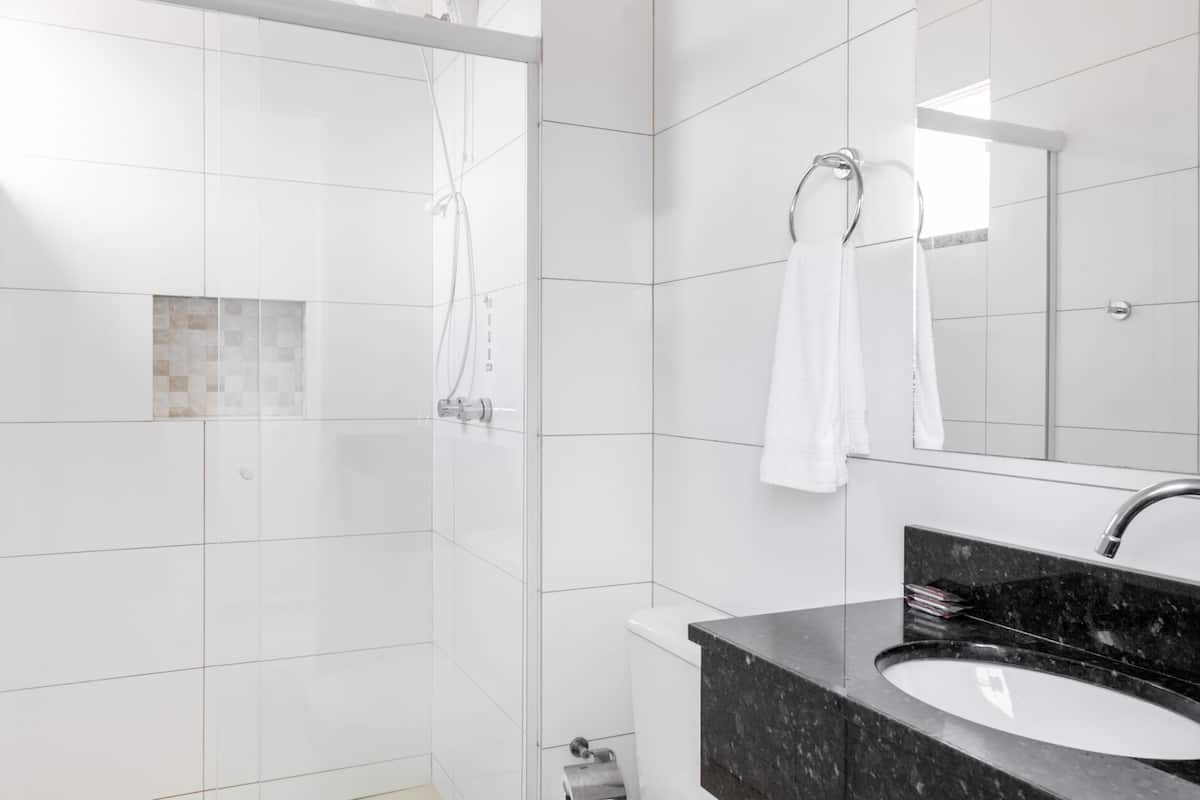 Douche, sĂšche-cheveux, bidet, serviettes fournies