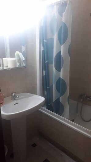 Bathtub, pengering rambut, handuk, dan sabun