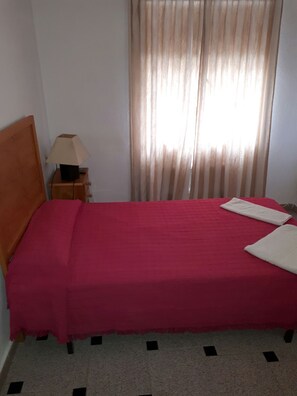 Chambre simple | Décor unique, lit de bébé (gratuit), accès au Wi-Fi (inclus)