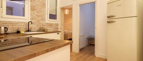 Fridge, oven, coffee/tea maker