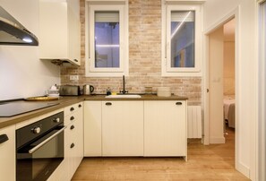 ثلاجة، فرن، ماكينة لصنع القهوة/الشاي