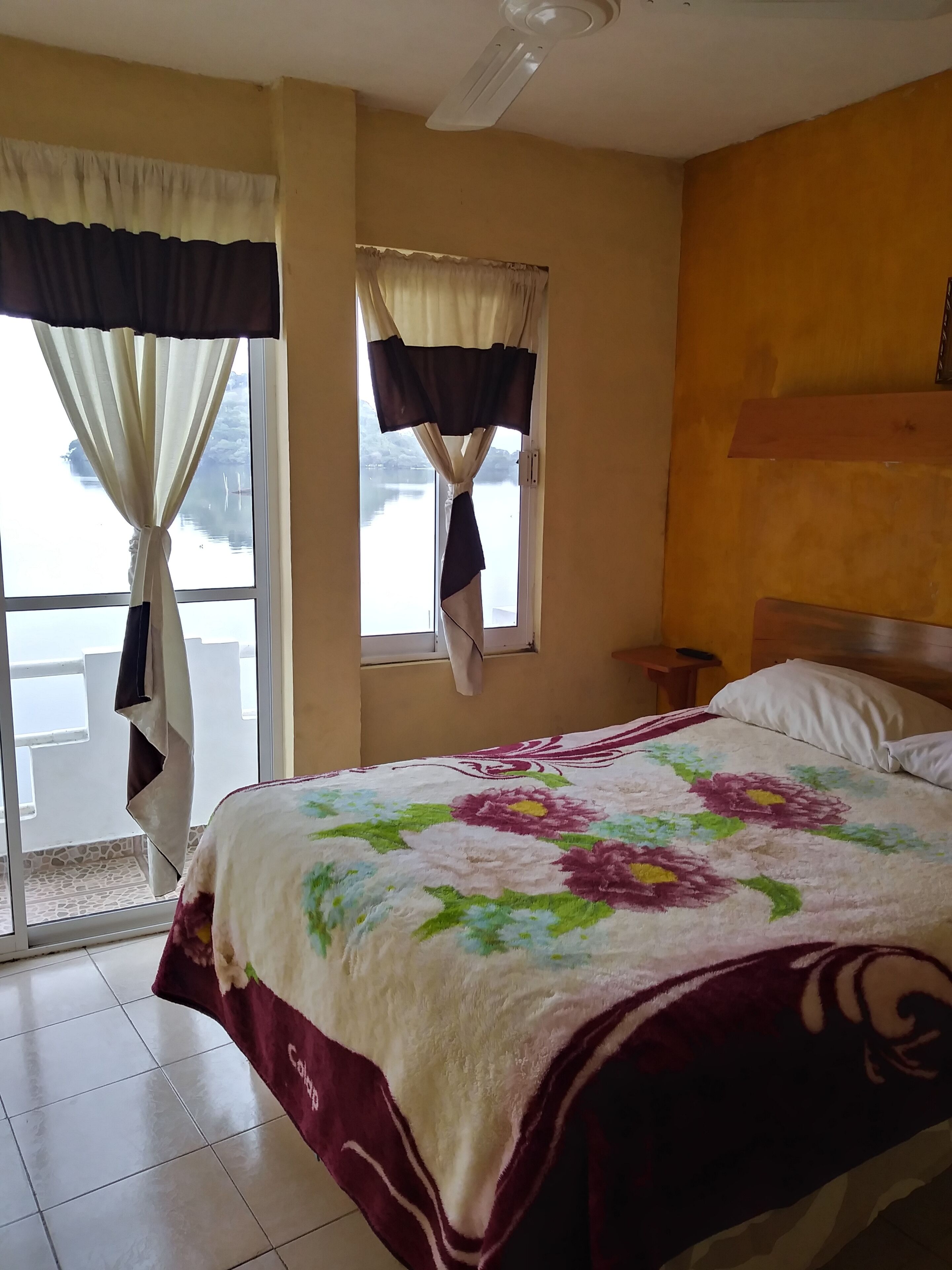 basic double room, lake view | free wifi