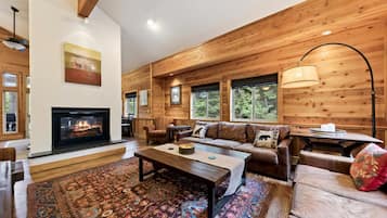 TV connectée, cheminée, espaces bureaux, écrans d'ordinateur