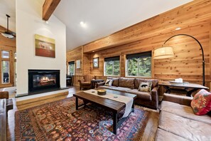 Smart TV, fireplace, offices, computer monitors - The Blue Moose | Gameroom | 2 Workspaces | Hot Tub (Truckee)