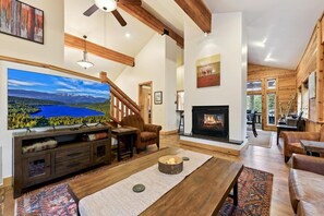 Smart TV, fireplace, offices, computer monitors - The Blue Moose | Gameroom | 2 Workspaces | Hot Tub (Truckee)