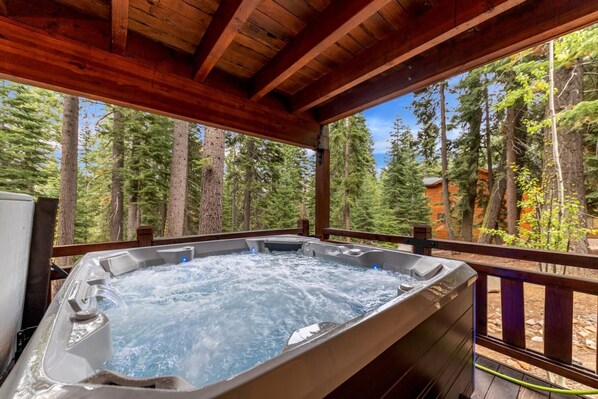 Outdoor spa tub - The Blue Moose | Gameroom | 2 Workspaces | Hot Tub (Truckee)