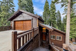 Exterior - The Blue Moose | Gameroom | 2 Workspaces | Hot Tub (Truckee)