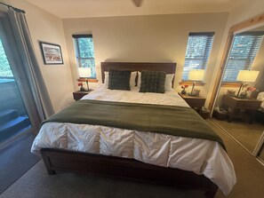 4 bedrooms, desk, iron/ironing board, travel crib