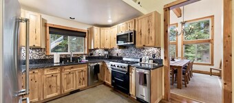 NUEVA LISTA - Casa de lujo personalizada de 3.500 pies cuadrados - 2 Masters - Bañera de hidromasaje - 2 chimeneas