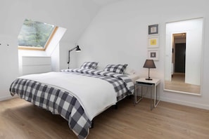 2 bedrooms, desk, iron/ironing board, travel cot