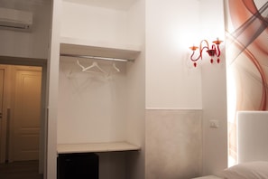 In-room safe, desk, soundproofing, free WiFi - Rubino Guest House (Rome)