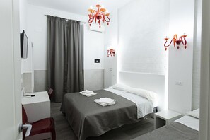 Quarto triplo | Cofres nos quartos, escrivaninha, quartos à prova de som