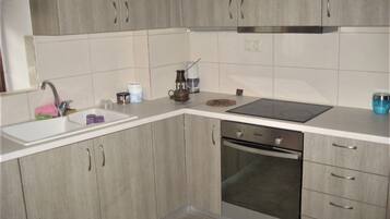 Fridge, oven, coffee/tea maker, electric kettle