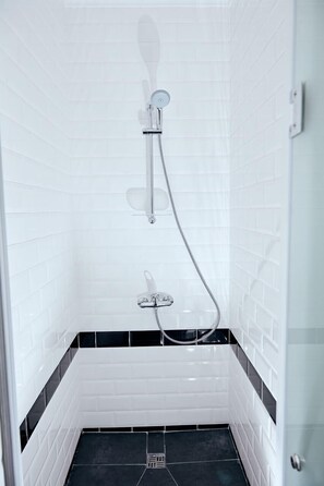 Buồng tắm vòi sen, máy sấy tóc, dép đi trong nhà, khăn tắm 