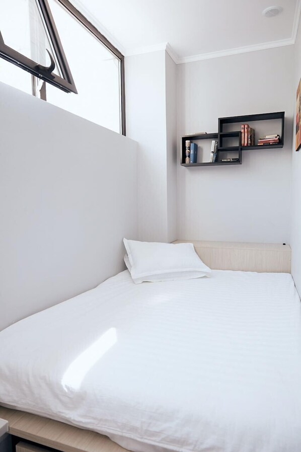 In-room safe, blackout curtains, soundproofing, iron/ironing board - Hotel Kapsula - Hostel (Astana)