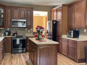 Microwave, oven, stovetop, dishwasher - Maine Village Properties 5 AC units, sleeps 16 (Wiscasset)