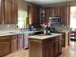 Microwave, oven, stovetop, dishwasher - Maine Village Properties 5 AC units, sleeps 16 (Wiscasset)