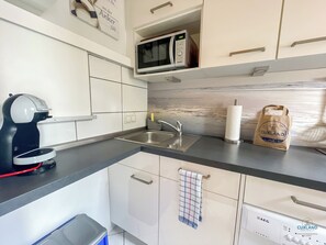 Kjøleskap, mikrobølgeovn, kokeplater og oppvaskmaskin