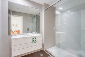 Shower, hair dryer, towels - Savory Yellow Apartment, Wifi, AC!New! (Lisboa)