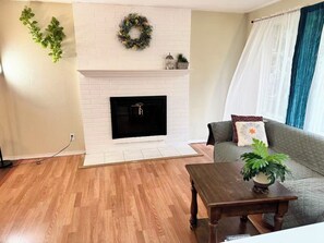 Smart TV - Nice Cozy Quiet House -W back Yard (Bothell)