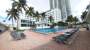 Outdoor pool - Penthouse Studio Ocean View on Miami Beach (Miami Beach)